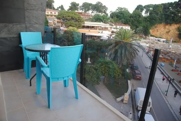One-Bedroom Apartment with Balcony Sea View