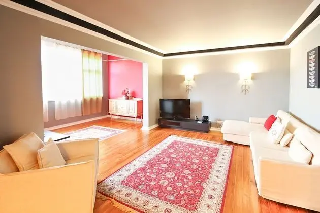 Large 5 Bedroom Apartment