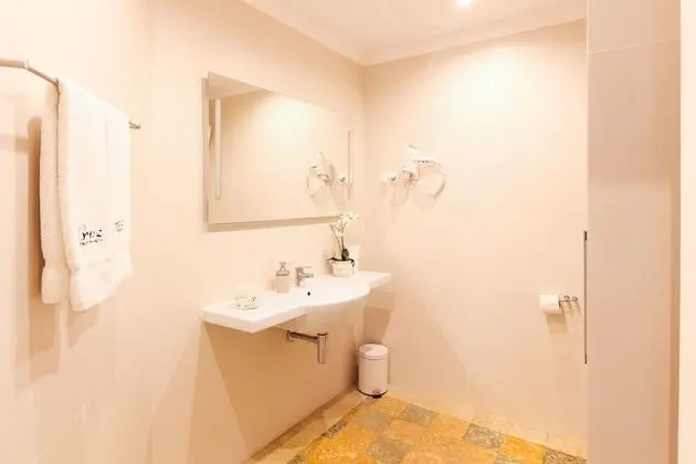 Large 5 Bedroom Apartment