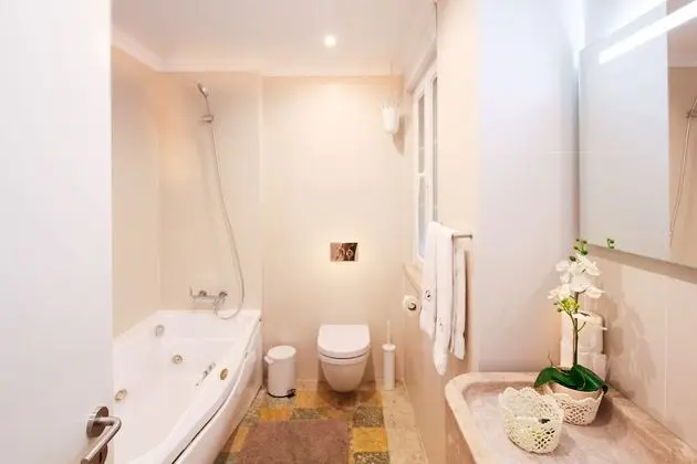 Large 5 Bedroom Apartment