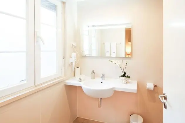 Large 5 Bedroom Apartment