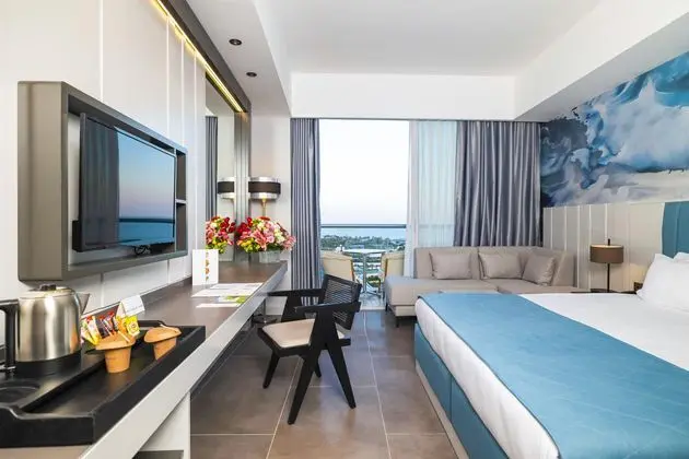 https://images.etstur.com/imgproxy/resize/2560x1440/files/images/hotelImages/etsrooms/529/Crystal_Centro_Pearl_Collection_20260211094947_1.jpg