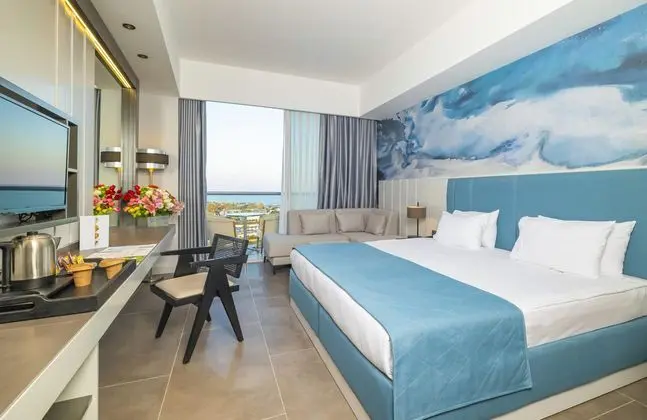 https://images.etstur.com/imgproxy/resize/2560x1440/files/images/hotelImages/etsrooms/529/Crystal_Centro_Pearl_Collection_20260211095339_0.jpg