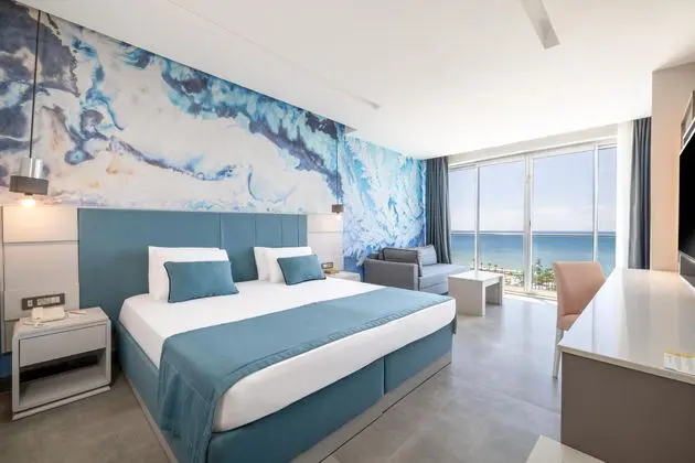 https://images.etstur.com/imgproxy/resize/2560x1440/files/images/hotelImages/etsrooms/529/Crystal_Centro_Pearl_Collection_20260624141738_0.jpg