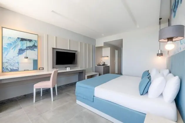 https://images.etstur.com/imgproxy/resize/2560x1440/files/images/hotelImages/etsrooms/529/Crystal_Centro_Pearl_Collection_20260624141738_1.jpg