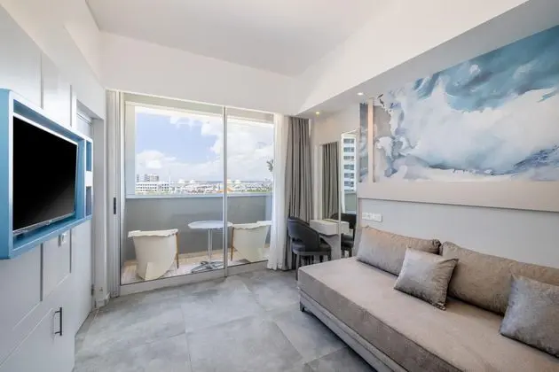 https://images.etstur.com/imgproxy/resize/2560x1440/files/images/hotelImages/etsrooms/529/Crystal_Centro_Pearl_Collection_20260624152653_1.jpg