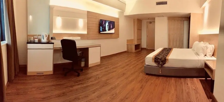 Crown Floor King Studio