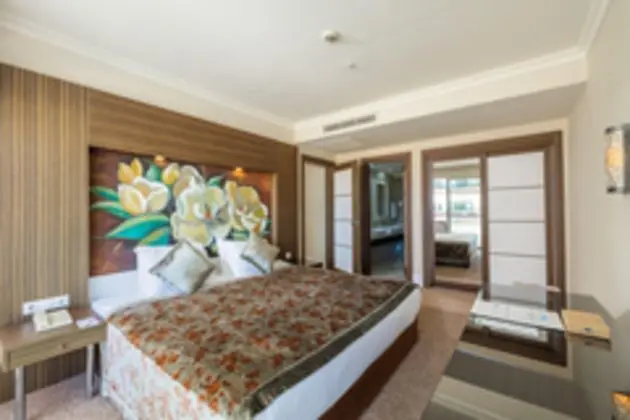216928