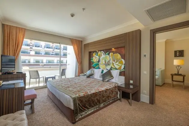 https://images.etstur.com/imgproxy/resize/2560x1440/files/images/hotelImages/etsrooms/498/Crystal_De_Luxe_Comfort_Collection_20251209151446_0.jpg