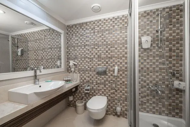 https://images.etstur.com/imgproxy/resize/2560x1440/files/images/hotelImages/etsrooms/498/Crystal_De_Luxe_Comfort_Collection_20251209151447_1.jpg