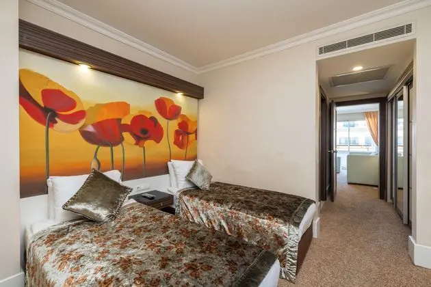 https://images.etstur.com/imgproxy/resize/2560x1440/files/images/hotelImages/etsrooms/498/Crystal_De_Luxe_Comfort_Collection_20251209151448_2.jpg