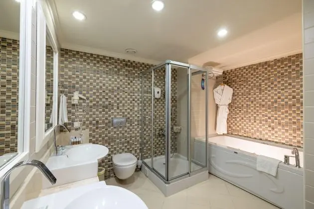 https://images.etstur.com/imgproxy/resize/2560x1440/files/images/hotelImages/etsrooms/498/Crystal_De_Luxe_Comfort_Collection_20251209151452_5.jpg