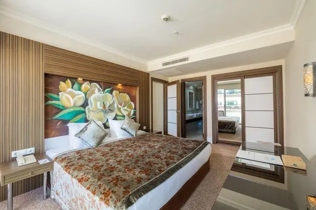 https://images.etstur.com/imgproxy/resize/2560x1440/files/images/hotelImages/etsrooms/498/Crystal_De_Luxe_Comfort_Collection_20251209151453_6.jpg