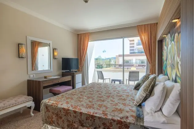 https://images.etstur.com/imgproxy/resize/2560x1440/files/images/hotelImages/etsrooms/498/Crystal_De_Luxe_Comfort_Collection_20251209151454_7.jpg