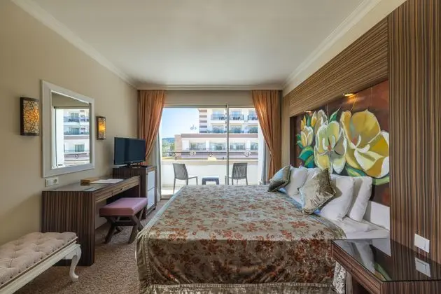 https://images.etstur.com/imgproxy/resize/2560x1440/files/images/hotelImages/etsrooms/498/Crystal_De_Luxe_Comfort_Collection_20251209151455_8.jpg