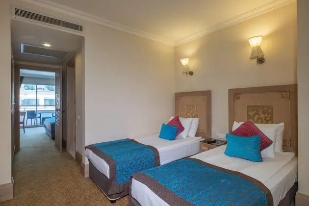 https://images.etstur.com/imgproxy/resize/2560x1440/files/images/hotelImages/etsrooms/498/Crystal_De_Luxe_Comfort_Collection_20251209160520_2.jpg