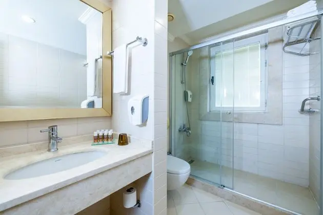 https://images.etstur.com/imgproxy/resize/2560x1440/files/images/hotelImages/etsrooms/519/Crystal_Family_Comfort_Collection_20251204133853_0.jpg