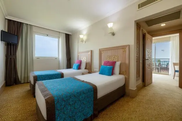 https://images.etstur.com/imgproxy/resize/2560x1440/files/images/hotelImages/etsrooms/519/Crystal_Family_Comfort_Collection_20251204133854_2.jpg