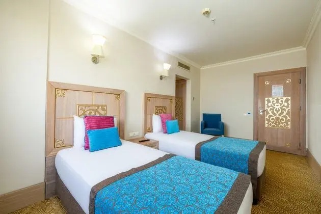 https://images.etstur.com/imgproxy/resize/2560x1440/files/images/hotelImages/etsrooms/519/Crystal_Family_Comfort_Collection_20251204133714_1.jpg