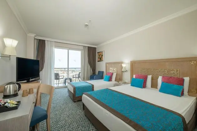 https://images.etstur.com/imgproxy/resize/2560x1440/files/images/hotelImages/etsrooms/519/Crystal_Family_Comfort_Collection_20251204133714_2.jpg