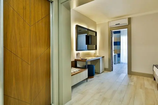 https://images.etstur.com/files/images/hotelImages/TR/51577/l/Crystal-Flora-Beach-Resort-Oda-301814.jpg