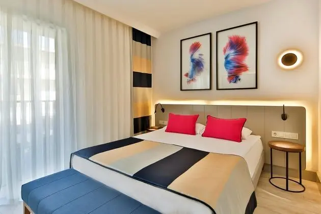 https://images.etstur.com/files/images/hotelImages/TR/51577/l/Crystal-Flora-Beach-Resort-Oda-301815.jpg