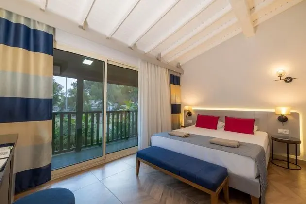 https://images.etstur.com/files/images/hotelImages/TR/51577/l/Crystal-Flora-Beach-Oda-396149.jpg