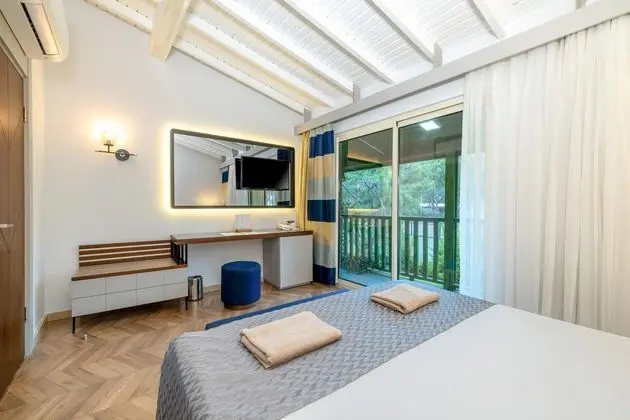 https://images.etstur.com/files/images/hotelImages/TR/51577/l/Crystal-Flora-Beach-Oda-396150.jpg
