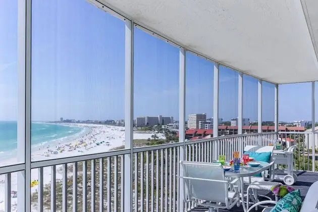 Daire (Crystal Sands Beach Elegance)