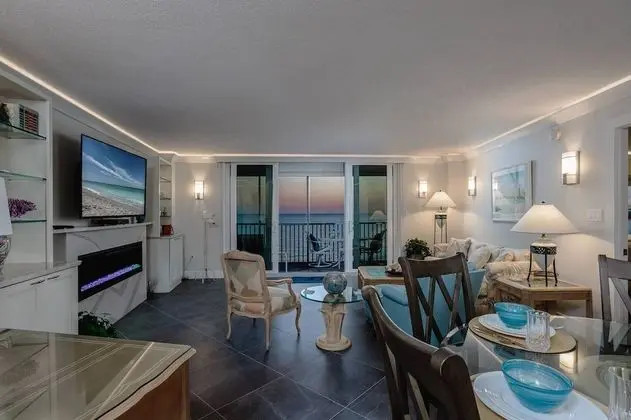 Daire (Crystal Sands Beach Elegance)