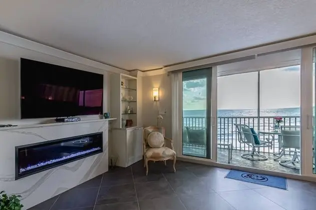 Daire (Crystal Sands Beach Elegance)
