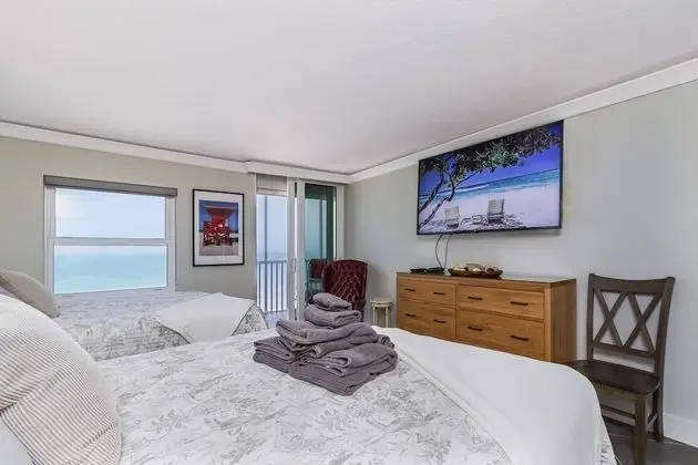 Daire (Crystal Sands Beach Elegance)