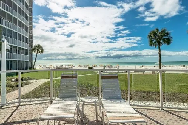 Daire (Crystal Sands Beach Elegance)
