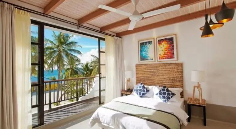 Deluxe Tek Büyük Yataklı Oda, Balkon, Kısmi Deniz Manzaralı