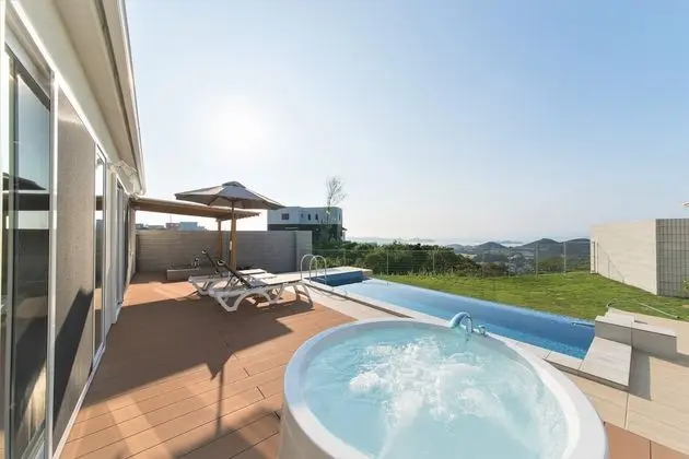 Villa (C)