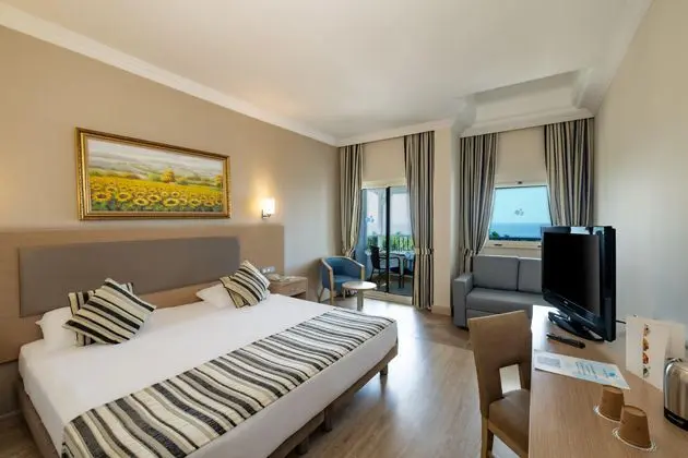 https://images.etstur.com/imgproxy/resize/2560x1440/files/images/hotelImages/etsrooms/527/Crystal_Tat_Beach_Pearl_Collection_20251204153432_1.jpg