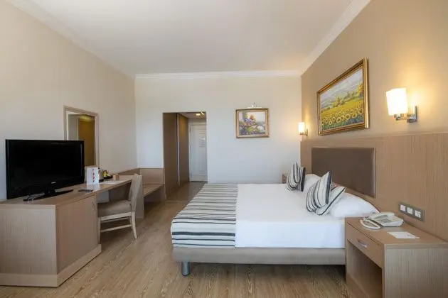 https://images.etstur.com/imgproxy/resize/2560x1440/files/images/hotelImages/etsrooms/527/Crystal_Tat_Beach_Pearl_Collection_20251204153433_2.jpg