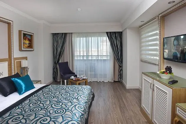Yandan Deniz Manzaralı Oda
