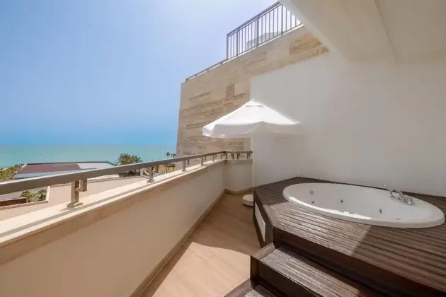 https://images.etstur.com/imgproxy/resize/2560x1440/files/images/hotelImages/etsrooms/521/Crystal_Waterworld_Aqua_Collection_20251130215510_0.jpg