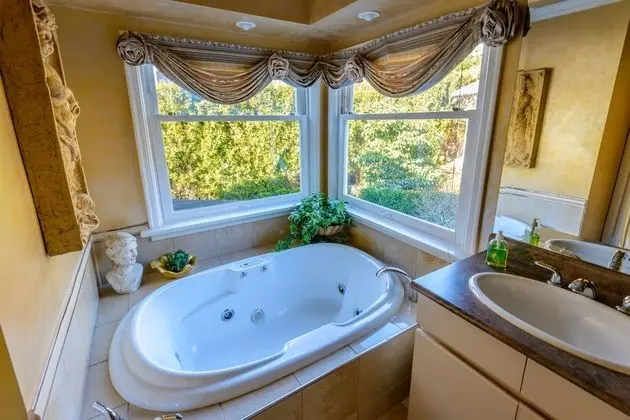 Deluxe Süit, 1 Büyük (Queen) Boy Yatak, Şehir Manzaralı, Deniz Üstü (Balcony & Double Jacuzzi )