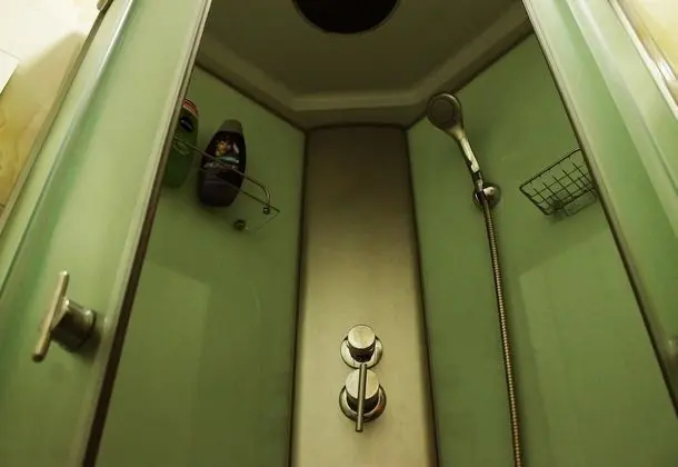 Tek Büyük Yataklı Oda, Ortak Banyo