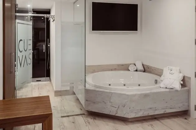 Superior Tek Büyük Yataklı Oda, Balkon (with jetted tub, view on the Avenue)