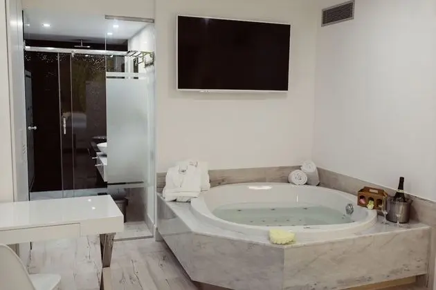 Superior Tek Büyük Yataklı Oda, Balkon (with jetted tub, view on the Avenue)