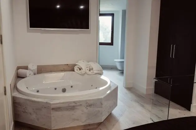 Superior Tek Büyük Yataklı Oda, Balkon (with jetted tub, view on the Avenue)