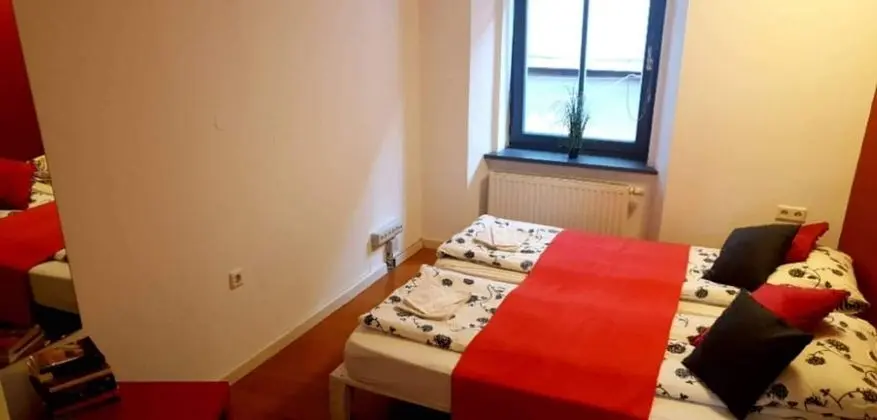 Tek Büyük veya İki Ayrı Yataklı Oda (with shared bathroom)