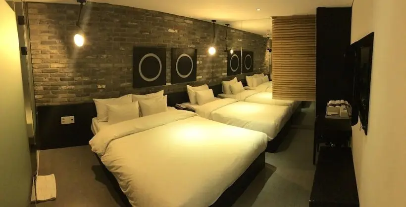 Standard İki Ayrı Yataklı Oda (1 Double & 1 Single Bed)