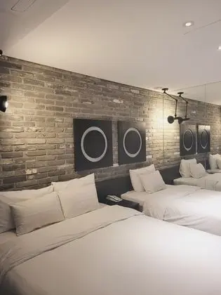 Standard İki Ayrı Yataklı Oda (1 Double & 1 Single Bed)