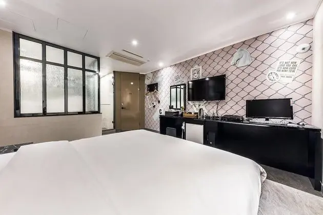 Deluxe Double Room (Fri & Sat Check in 8pm)