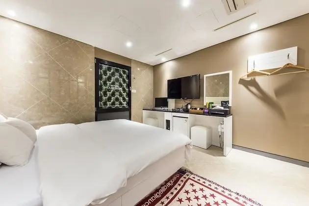 Deluxe Double Room (Fri & Sat Check in 8pm)