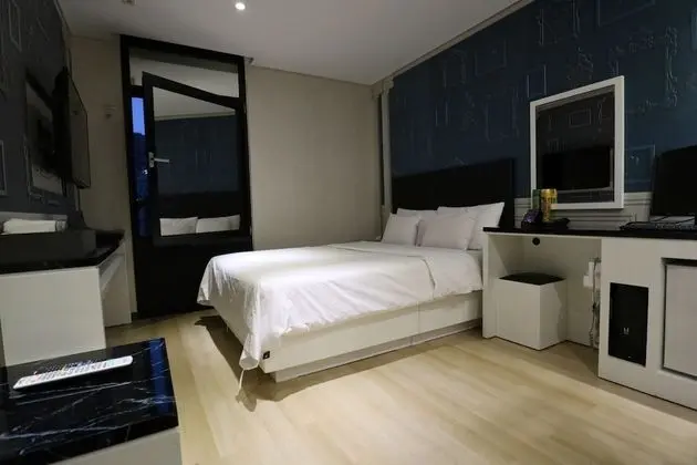 Deluxe Double Room (Fri & Sat Check in 8pm)